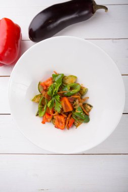 Karışık ızgara sebze salatası