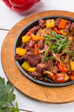 Hazırlanan ve servis edilen et karışımı