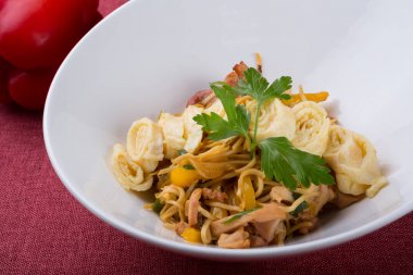 Tavada erişte yumurtalı omlet ile servis edilir