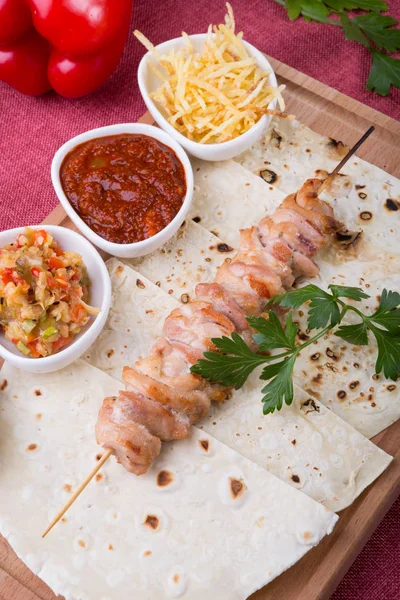 Tahta tahtada pişmiş tavuk kebabı