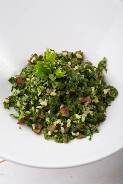 Salată libaneză de aperitiv tabbouleh servită într-un castron alb — Fotografie, imagine de stoc