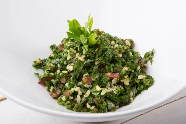 Lübnan tabbouleh meze salatası beyaz bir kapta servis