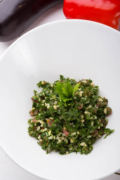 Lübnan tabbouleh meze salatası beyaz bir kapta servis
