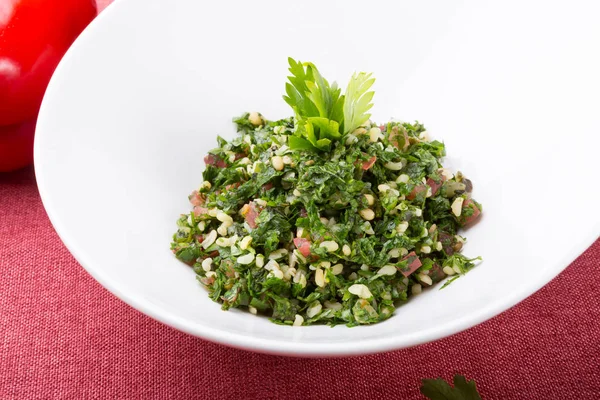 Libanese taboulé-aperitief salade geserveerd in een witte kom — Stockfoto