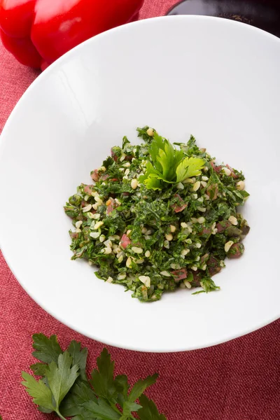 Lübnan tabbouleh meze salatası beyaz bir kapta servis