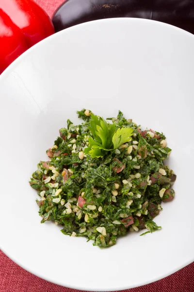 Salată libaneză de aperitiv tabbouleh servită într-un castron alb — Fotografie, imagine de stoc
