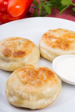 Et ile doldurulmuş kızarmış çörekler