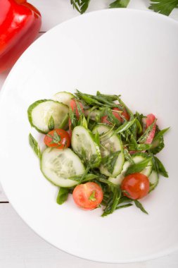 Hazırlanan salatalık ve domates salatası