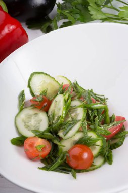 Hazırlanan salatalık ve domates salatası