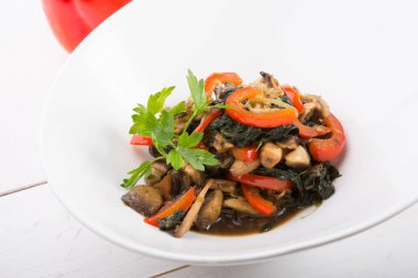 Sebze ile Asya mantar karışık salata