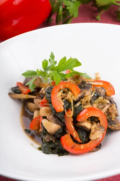 Insalata mista di funghi asiatici con verdure — Foto Stock