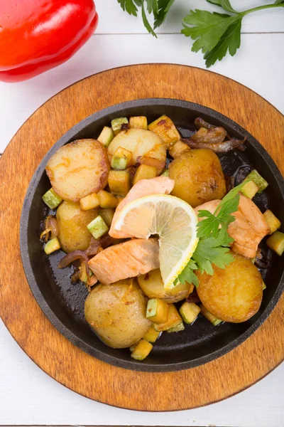 Bir cızırtılı patates ile kızarmış somon — Stok fotoğraf