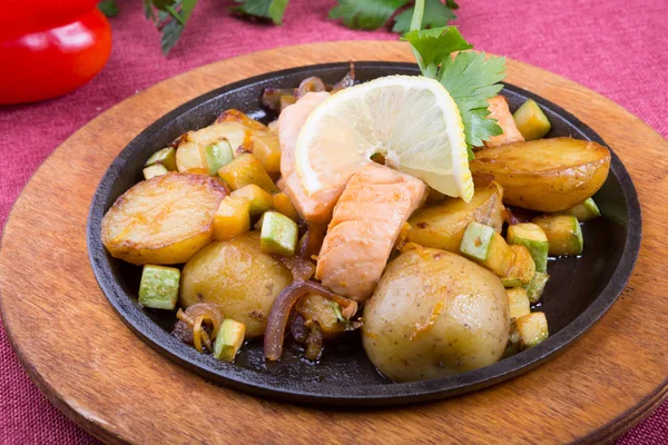 Жареный лосось с картошкой на шипении — стоковое фото