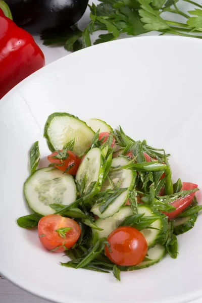 Bereide komkommer-en tomatensalade — Stockfoto