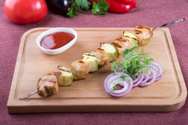 Metal bir şiş üzerinde kabak ile ızgara et