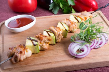 Metal bir şiş üzerinde kabak ile ızgara et