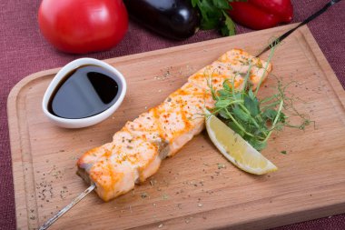 Soya soslu metal bir şiş üzerinde ızgara somon