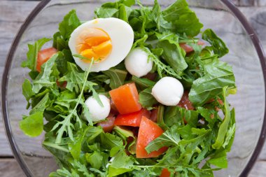 Taze çiğ arugula salatası Cam kase