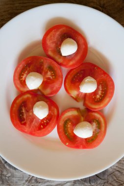 Dilimlenmiş domates ile Mozzarella peyniri