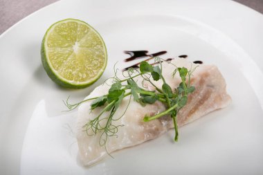 Limonlu beyaz balık filetosu.