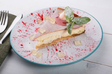 Cheesecake dilim wiuth nane servis