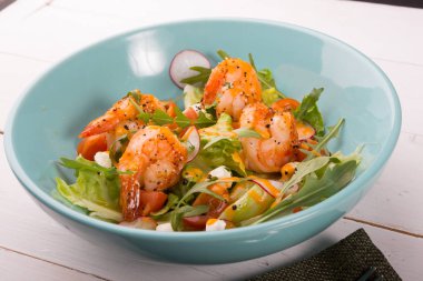 Arugula ile ızgara shrip salatası