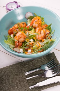 Arugula ile ızgara shrip salatası