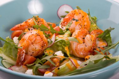 Arugula ile ızgara shrip salatası