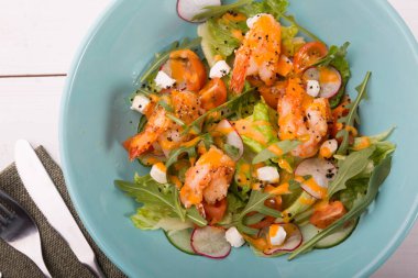 Arugula ile ızgara shrip salatası