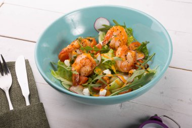 Arugula ile ızgara shrip salatası