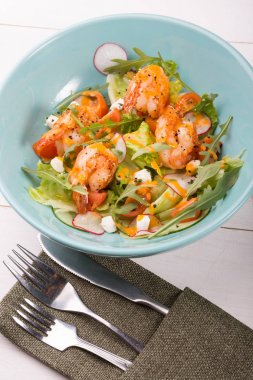 Arugula ile ızgara shrip salatası