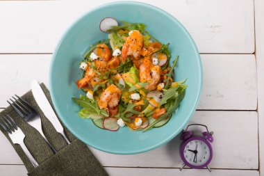 Arugula ile ızgara shrip salatası