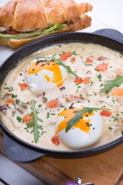 Kruvasan dolması ve shakshuka
