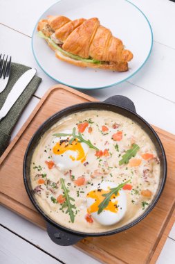 Kruvasan dolması ve shakshuka