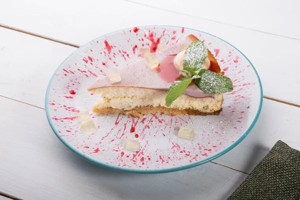 Cheesecake dilim wiuth nane servis