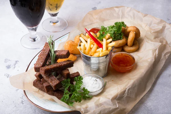 Different beer snacks served on a platter — Stock Photo, Image