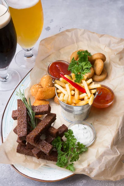 Different beer snacks served on a platter — Stock Photo, Image