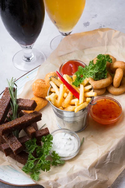 Different beer snacks served on a platter — Stock Photo, Image