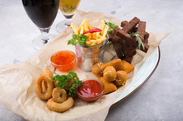 Different beer snacks served on a platter — Stock Photo, Image