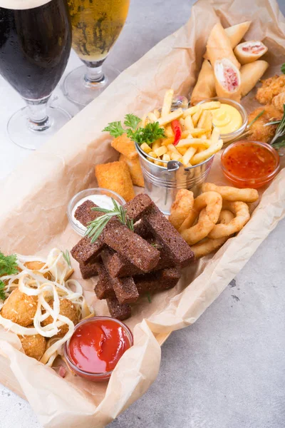 Different beer snacks served on a platter — Stock Photo, Image