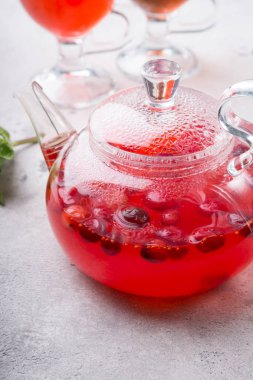 Kırmızı sıcak meyve çayı ile şeffaf cam çaydanlık