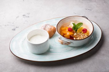 Kruvasan ile servis edilen sağlıklı kahvaltı kase