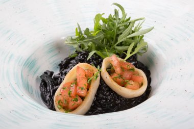 Arugula ile siyah deniz ürünleri risotto