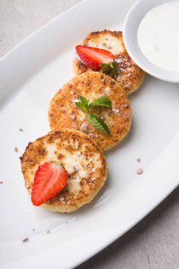 kızarmış krep çilek ve ekşi krema ile servis