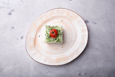 Bir tabakta Rus füme somon salatası