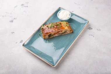 Ekşi krema ile et rulo kek dilim