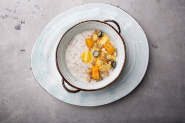 Taze pişmiş yulaf lapası üzüm ile servis