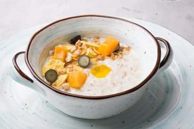 Taze pişmiş yulaf lapası üzüm ile servis