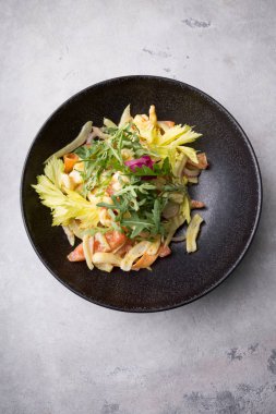 Arugula ile taze yeşil kalamar salatası