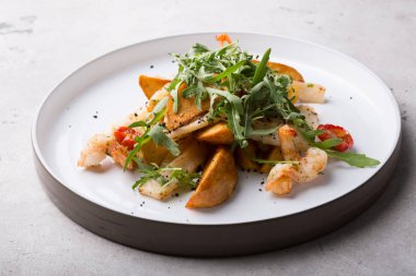 Yeşil arugula ile deniz ürünleri salatası